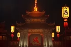 行李箱立在玄关，门口整齐摆着两双鞋