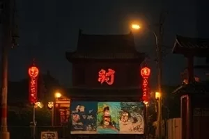 视频通话界面亮着，窗外天色已经完全暗下来