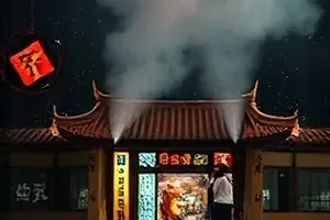 码头栈桥伸向海面，尽头站着一个背影