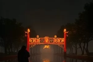 日落时分的沙滩，脚印一直延伸到水边