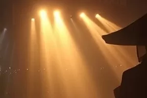 长桌两侧坐着两人，中间摞着一叠书